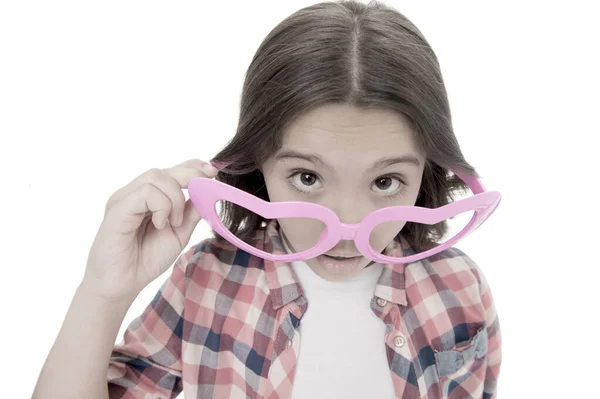 Allez mignon et amusant. Valentines fille avec partie regarder isolé sur blanc. Petit enfant en forme de coeur lunettes. Fête de la Saint Valentin. Accessoire de mode pour la Saint Valentin. Mode et beauté. Saint Valentin — Photo