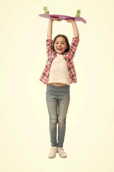 Consegui o primeiro cêntimo dela. Menina feliz segurar penny board isolado em branco. Patinador pequeno com tábua rosa. Velocidade e equilíbrio. Actividade energética. Desfrute de incríveis passeios a bordo — Fotografia de Stock