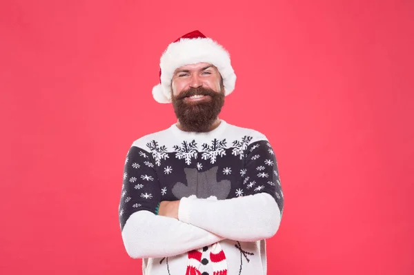 Щасливий бородатий хлопець в теплий в'язаний светр і капелюх Санти Клауса святкують зимове свято Різдва і відчувають радість від різдвяних подарунків, веселих різдвяних — стокове фото