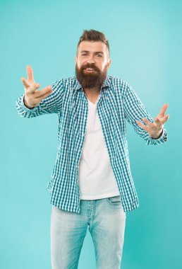 Berbere ihtiyacım var. Sakallı adam berbere mavi arka planı sor. Sakallı berber. Tıraşsız suratlı acımasız bir hippi. Erkekler tımar ediliyor. Cilt bakımı ve saç bakımı. Berber dükkanı. Tıraş hizmetleri. Berber dükkanı ve kuaför salonu