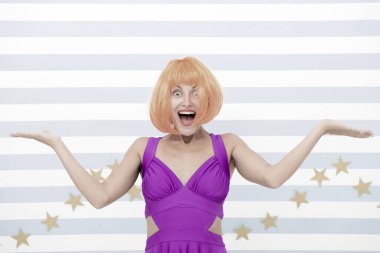 Çılgın kız için mutlu yıllar. Doğum günü sürprizi yüzünden mutlu yüzlü çılgın kız. Sürpriz ve doğum günü partisinde mutlu. Duygusal çılgın kız mutluluğu hisseder. Başardık. Harika karar..