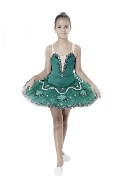 Niña en posición de ballet. Bailarina en tutú azul. Adorable bailarina tomar clases de baile. Reina bailarina. Se necesita disciplina para ser el mejor —  Fotos de Stock