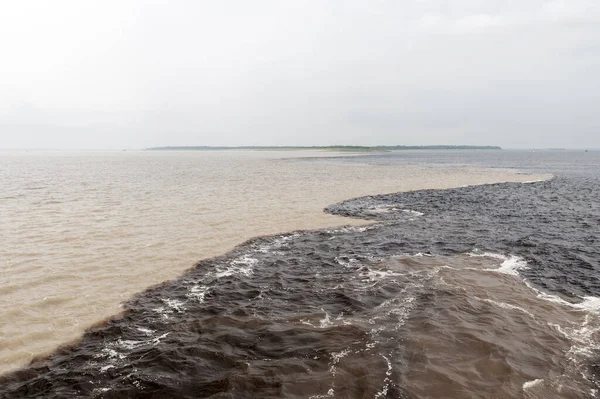 Νερό συνάντηση στην brazil -amazon ποταμού με rio del negro — Φωτογραφία Αρχείου