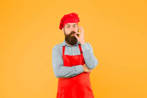 Heerlijk eten op tijd. tevreden bebaarde chef. brutale slager in schort. Beste menu aanbod. vol vertrouwen witte chef-kok uniform. Teken voor heerlijk. Mannelijke chef in rood uniform. hipster met vrolijk gezicht — Stockfoto