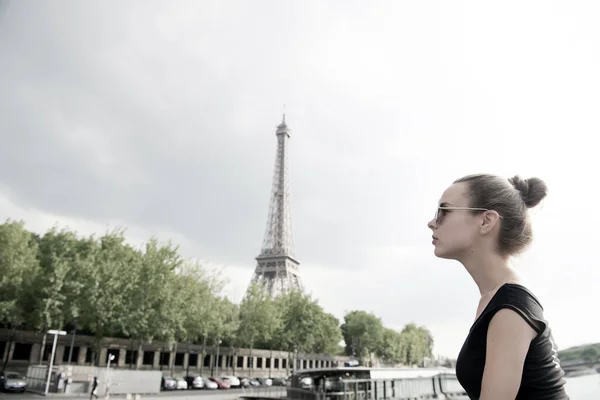 Menina olhando para a torre eiffel em Paris, França — Fotografia de Stock