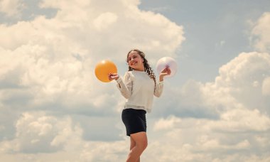 Havayla oyna. Mutluluk basittir. Parti için hava balonları. Neşeli kız iyi eğlenceler. Yaz tatili ve tatil. Çocukluk mutluluğu. Neşeli gençler kutlama yapar. Mutluluk kavramı. Özgürlük kavramı