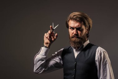 Sakallı, olgun bir hippi. Bıyıklı, vahşi, beyaz bir hippi. Erkek berber bakımı. Sakallı adam eski saç jiletini tut. Kendine güvenen ve yakışıklı vahşi bir adam. Yüz bakımı. Jiletle tıraş olmak.