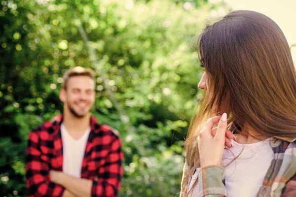 Houden van mensen. Fijne Valentijnsdag. zomerkamperen in het bos. Familieweekend. Romantisch afspraakje. meisje in selectieve focus met man in park. eerste ontmoeting van koppel buiten. Relatie. paar verliefd — Stockfoto