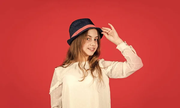 Me siento elegante. Colección de accesorios de verano. Sombrero de pelo largo para niños. Tienda de accesorios. Inspiración del atuendo. Estilo individual. Chica usar sombrero fondo rojo. Niño feliz con sombrero. Accesorio de moda —  Fotos de Stock