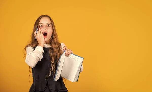 Domácí úkol. Píšu poznámky. Šprtský životní styl. Dívka studuje. Základní vzdělání. Dovednosti a znalosti. Student s knihou. Učím se cizí jazyk. Vzdělání pro děti. Koncept školního vzdělávání. Těžký úkol — Stock fotografie