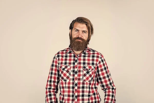 Look trendy. brutale ragazzo caucasico con i baffi. L'uomo barbuto indossa una camicia a scacchi. uomo sicuro di sé e bello brutale. cura barbiere maschile. cura di capelli e barba. hipster maturo con barba — Foto Stock