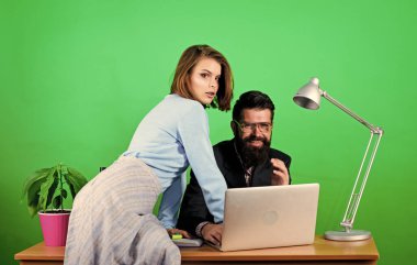 Gülmeye devam. cinsel taciz. veri ve bilgi. Bilgisayardaki iş çifti. Kadın ve erkek dizüstü bilgisayarda çalışıyor. İş yerinde patronu olan bir sekreter. işadamı ve asistan sorunu çözdü