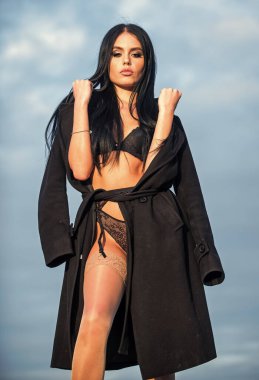 Kendine güveni tam çekici bir kız. Çıplak vücutta ceket giyen seksi kız. Dantelli sutyen. Güzel, seksi, baskın metres. Cazibeli iç çamaşırlı kadın manken. Erotik seks dükkanı konsepti. Fetiş ve cinsel oyunlar