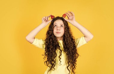 Genç ve güzel. Küçük çocuğun sağlıklı kahvaltısı. Diyet ve vitamin konsepti. Yaz çileği hasadı. Çocuk çileğe bayılıyor. Küçük kız çilek yiyor. sağlıklı diyet yemekleri. Çocuk sağlığı hizmetleri