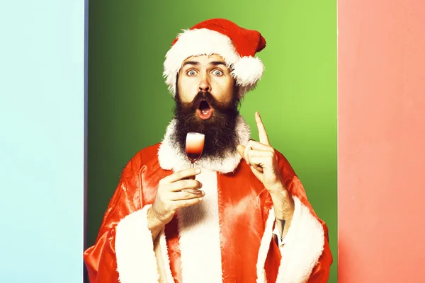 Bärtiger Weihnachtsmann auf buntem Studiohintergrund überrascht — Stockfoto