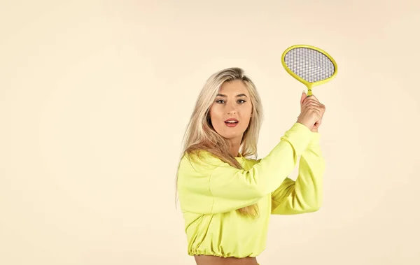 Empujando al límite. Concéntrate en el golpe de raqueta. jugador de tenis profesional. gira mundial de tenis. lleno de éxito. ropa deportiva y equipo. jugador de tenis prepararse para el partido. mujer jugando tenis en la cancha — Foto de Stock