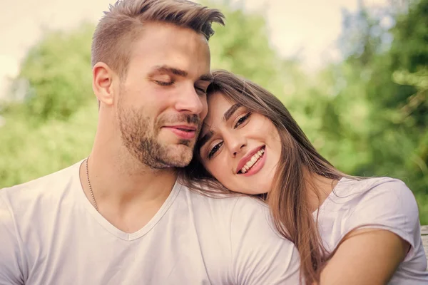 Estar apaixonado. Feliz Dia dos Namorados. Vibrações de verão. fim de semana familiar. Encontro romântico. casal relaxar ao ar livre. Sensação suave. casal apaixonado. Cuidados com a pele e cabelo. Uma rapariga com um tipo no parque. Beleza e moda — Fotografia de Stock