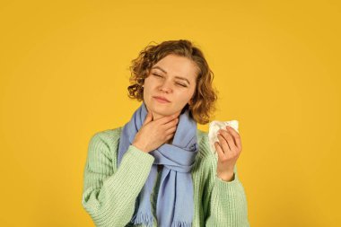 Çok hasta hissediyorum. Alerji veya soğuk algınlığını tedavi etme kavramı. Burnun akıyor. Alerjisi olan bir kadın burnunu siliyor. Coronavirus salgını konsepti. Hasta kadın evde hapşırıyor. Akan burnuna mendil tutarak.