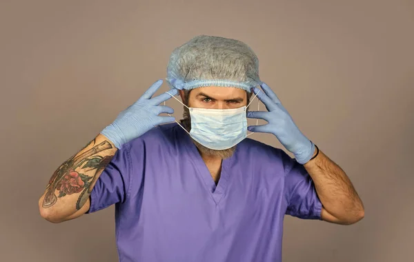 Επιδημία του κορωνοϊού από την Κίνα. υγειονομική περίθαλψη. Επιτυχημένος ιατρός. περίοδος επώασης. ειδικευμένο ιατρικό προσωπικό. η νοσοκόμα ή ο γιατρός φορούν μάσκα αναπνοής. χειρουργός μετά από χειρουργική επέμβαση — Φωτογραφία Αρχείου