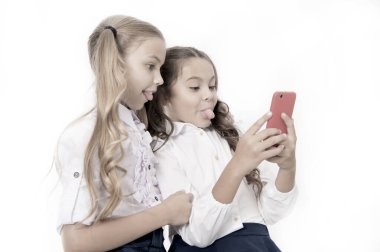 Çevrimiçi eğlence kavramı. Liseli kızlar sosyal ağları kontrol etmek için akıllı telefon kullanırlar. Mesaj gönder dostum. Çevrimiçi iletişim. Selfie sosyal ağını gönder. Komik selfie için somurtuk. Komik fotoğraflar yüklüyorum.