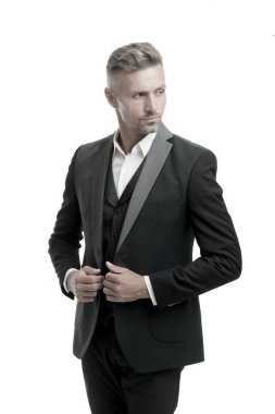 Terzi kıyafeti. Kiralık kıyafet servisi. Şık bir kıyafet. Centilmen tarzı. Erkek giyim konsepti. Yakışıklı, maço bir adam siyah smokin giyiyor. Damat modası trendi. Moda kıyafetleri. Modern eğilim