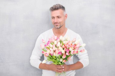 Elinden gelenin en iyisini yapıyor. Sevgililer günü ve yıldönümü. Nasıl romantik olunur. Romantik beyefendi. Romantik yeteneği olan olgun, kendinden emin bir maço. Yakışıklı, çiçek açan romantik bir randevu. Taze laleler