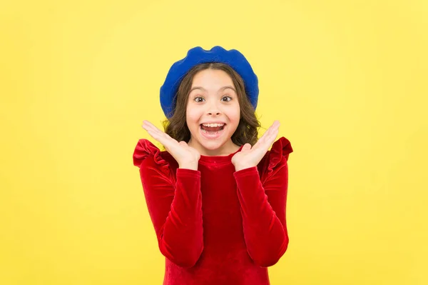Feliz chica sorprendida en boina francesa vintage expresar emociones positivas, sorpresa —  Fotos de Stock