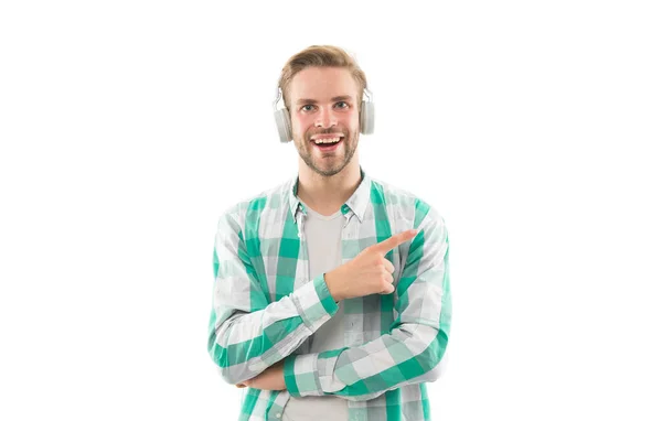 Musique de bonne humeur. Ton groupe préféré. J'apprécie la chanson. Une piste audio. Écoutez de la musique pour la motivation et l'inspiration. Concept d'écouteurs modernes. Homme beau hipster non rasé écoutant musique casque gadget — Photo