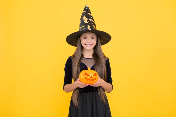 C'est à moi. fête costumée amusant. Jack o lanterne. Joyeux Halloween. enfant en chapeau de sorcière. Un gamin tient une citrouille effrayante. sorcellerie et enchantement. vacances d'automne d'enfance. adolescent fille prêt à célébrer — Photo