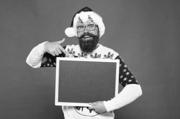 Csatlakozz a Mikuláshoz. A szakállas férfi ujjal mutogat az üres táblára. Boldog hipster télapó néz rózsaszín háttér. Télapó buli. Ünnepeljük a karácsonyt és az új évet. Mikulás iskola, másolás — Stock Fotó
