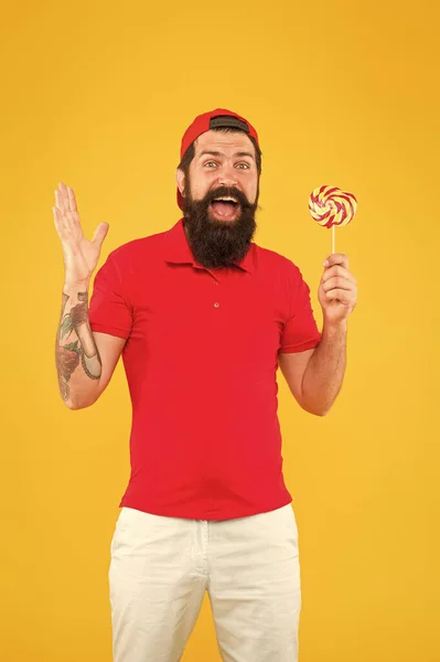 Heerlijke lolly. Voedingswaarden. Calorieën en vitamine. Hipster lolly snoep. Zelfgemaakte karamel snoep. Sweets verslaafd. Smaak naar kindertijd. Man eet lolly snoepjes. Plezier hebben zorgeloos man — Stockfoto