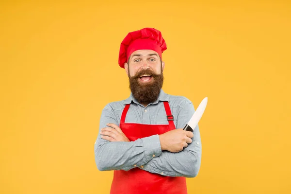 Yemek şirketi hayal gücü. Yemek şirketi reklamı. Kafeye hoş geldiniz. Yemek zamanı. Mutlu sakallı şef bıçak tutuyor. Şapkalı ve önlüklü vahşi erkek aşçı. Profesyonel bir aşçı. Restoran mutfağı ve aşçılık — Stok fotoğraf