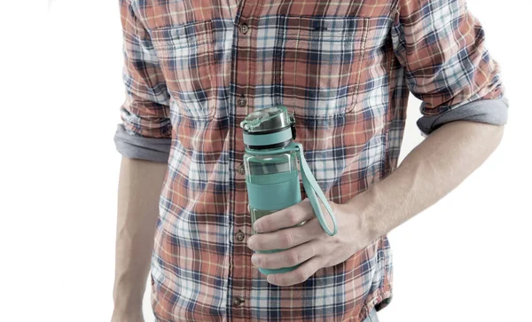 Ανταλλακτικό μπουκάλι. Κρατήστε το χέρι μπουκάλι νερό ή σπορ ποτό λευκό φόντο. Μπουκάλι στο μυώδες αρσενικό χέρι. Ο αθλητισμός και το νερό ισορροπία έννοια. Αθλητικό ποτό σε μπουκάλι. Οικολογικός και μηδενικός τρόπος ζωής αποβλήτων — Φωτογραφία Αρχείου