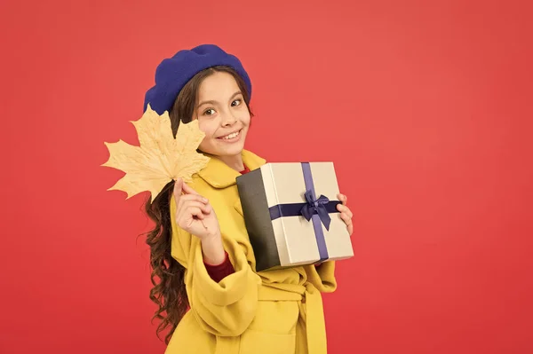 Temporada de otoño. Compras escolares. niña feliz con hoja de arce y caja de regalo. niña en boina francesa celebrar regalo. Cambio climático otoñal. moda de otoño niño. Día de Acción de Gracias. Las mejores vacaciones —  Fotos de Stock