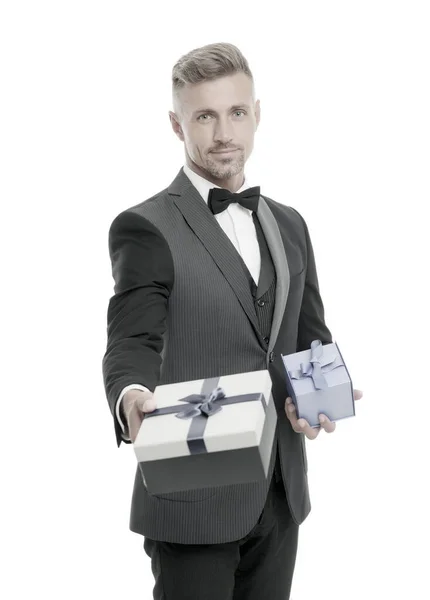 Concepto de generosidad. Vacaciones de cumpleaños. Centro comercial. Paquete regalo. Día de las mujeres. Día de San Valentín. Caballeros entregando regalos. Un hombre guapo con una caja de regalo envuelta. Feliz hombre de negocios tiene presente en la mano — Foto de Stock