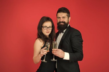 Şampanya her zaman cevaptır. Mutlu aile şampanyayla kutluyor. Birbirine aşık çift şampanyayı sever. Şehvetli kadın ve sakallı adam şampanya bardakları tutuyor. Sevgililer Günü. Alkol iç.