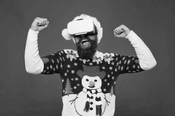 Virtuelle Leistung. Zukünftige Technologien. Virtuelles Leben. Menschen feiern Weihnachten Virtual-Reality-Gerät. Gadgets überprüfen. Techno-Blogger. Bärtige Hipster spielen Spiel vr. Frohe Weihnachten. Cyber-Spiele — Stockfoto