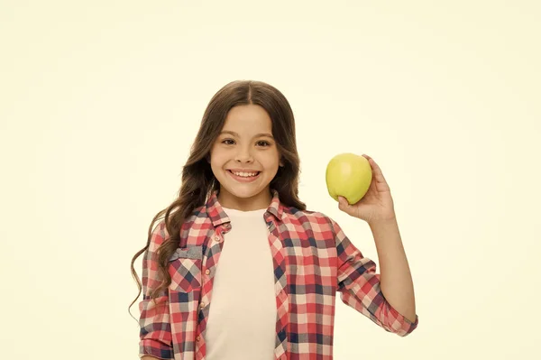 Comida orgânica. Lanche de vitamina de maçã. Menina bonito segurar maçã fruta fundo branco. Menina criança roupas casuais contém maçã. Criança criança cara feliz como maçã. Dieta nutricional saudável. Conceito de lanche escolar — Fotografia de Stock