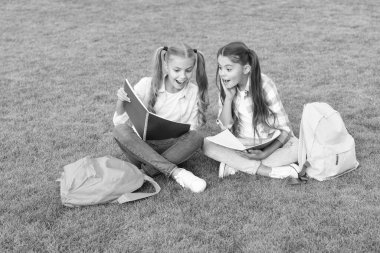 Kızsal günlükler yazmak. çocukluk anılarını okumak. Okuldan sonra dinleniyorum. Bahar tatili zamanı. Sonsuza kadar en iyi arkadaş. Sınavı başarıyla geçtin. Komik ve mutlu kardeşler. Bebek partisi.