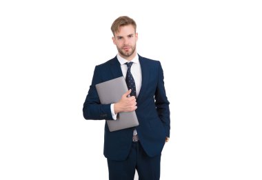 Resmi takım elbiseli serbest çalışan bir işçi bilgisayarını çevrimiçi çalışmak ve serbest çalışmak için tutuyor.