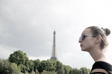 Paris, Fransa 'da Eyfel Kulesi' ne bakan bir kız