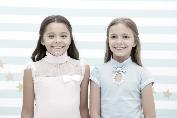 Schoonheid van kleine meisjes. schoonheid en mode. Kleine meisjes met blije gezichten. mooi voelen. — Stockfoto