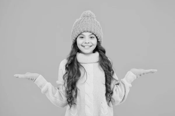 Θερμομόνωση. Κατάστημα με θερμικά ρούχα. Χαριτωμένο κορίτσι απολαμβάνουν το χειμώνα στυλ. Το μικρό παιδί φοράει πλεκτό καπέλο. Μείνε ζεστός. Μικρό παιδί φοράει καπέλο και πουλόβερ. Κρύο καιρό. Φροντίδα δέρματος. Έννοια θερμικής προστασίας — Φωτογραφία Αρχείου