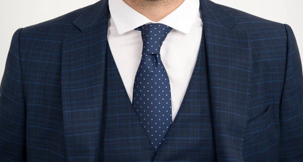 Bind in västen. Tre-delad kostym bärs med slips. Necktie-samlingen. Mode tillbehör. Formellt sätt. Snygg mans garderob. Socialt tillfälle. Affärsmöte. Knuten med extra omsorg — Stockfoto