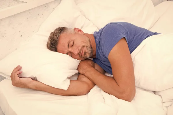 Orang tidur di rumah. Tenang manusia. Mendorong pencegahan dan penanganan gangguan tidur. Hari Tidur Sedunia. Manfaat dari tidur yang baik dan sehat. Bernapaslah dengan mudah, Tidur dengan baik. Pria tampan di tempat tidur — Stok Foto