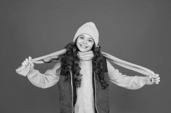 Cachecol acolhedor de calor. Criança feliz usar chapéu e cachecol longo. Menina sorrir com cachecol nas mãos. Acessórios de moda para temporada de inverno. Lenço elegante com grande cor — Fotografia de Stock