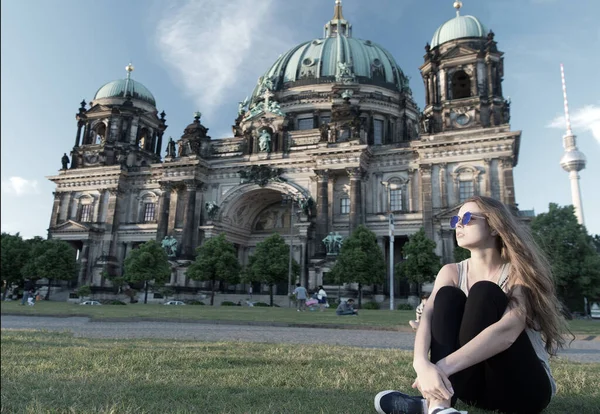 Menina turista pensativo sentado na alemanha perto da catedral de Berlim. vista catedral berlin na alemanha com menina sentada. construir o mundo de amanhã hoje. viajar pela Europa. a vida é incrível. — Fotografia de Stock