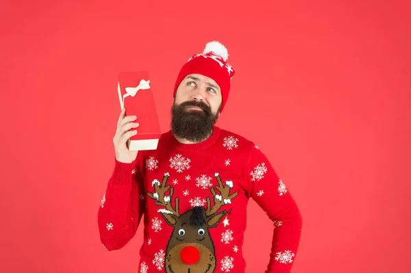 Santa Claus γενειοφόρος τύπος ευχηθείτε Καλή χρονιά και καλές διακοπές Χριστούγεννα έτοιμοι να γιορτάσουν το κόμμα με δώρα Χριστούγεννα και δώρα, μαύρο Παρασκευή ψώνια — Φωτογραφία Αρχείου