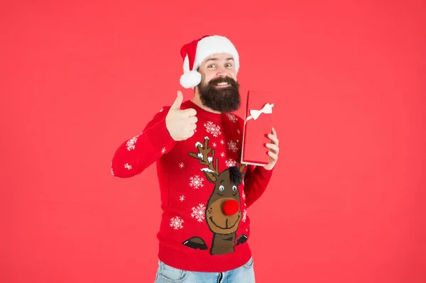 Happy bearded man in warm knitted sweater and santa claus hat celebrate winter holiday of chistmas and feel merry about xmas gift, boxing day — Stock Photo, Image