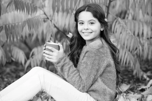 Viciado em cafeína. Criança segura o copo com bebida energética de cafeína. Menina pequena recarregar com bebida de cafeína quente no outono crocante. Manhã despertando melhor com cafeína — Fotografia de Stock